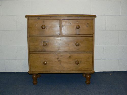 Small Victorian Pine Chest of Drawers.