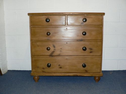 Large Victorian Pine Chest of Drawers.