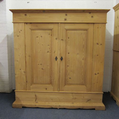 Large Antique Pine Wardrobe Which Dismantles (A2909d)