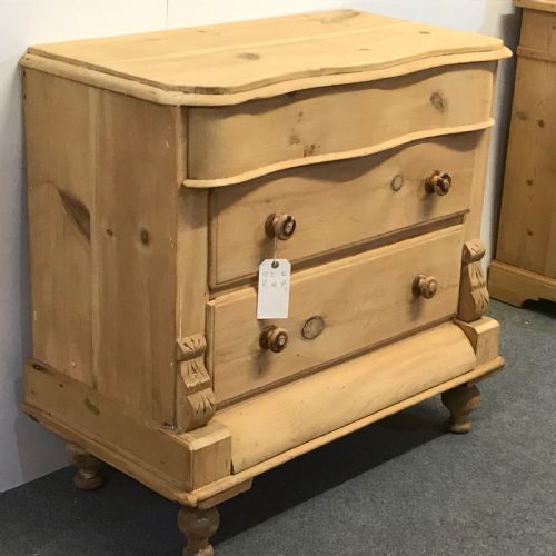 fig 1. VICTORIAN SERPENTINE CHEST OF DRAWERS (CURVED FRONTED)