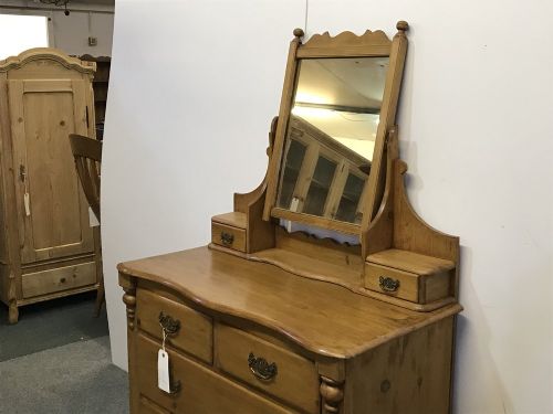 fig 1. EXCELLENT EXAMPLE OF EDWARDIAN ENGLISH PINE DRESSING CHEST