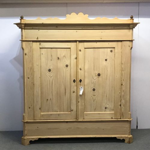 Low Wide Old Pine Wardrobe with Decorative Top (Dismantles)