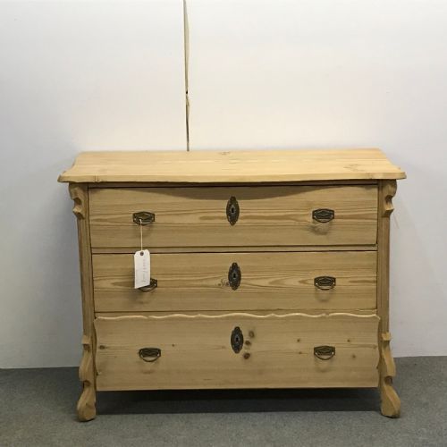 Attractive Antique Pine Chest of Drawers
