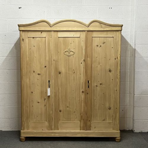 Antique Pine Triple Door Wardrobe (Dsimantles)
