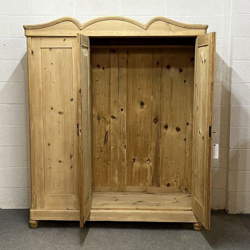 fig 1. ANTIQUE PINE TRIPLE DOOR WARDROBE (DSIMANTLES)