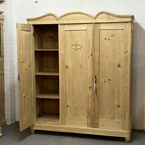 fig 2. ANTIQUE PINE TRIPLE DOOR WARDROBE (DSIMANTLES)