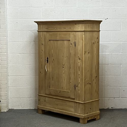 fig 2. 19TH CENTURY CONTINENTAL PINE HALL / LANDING CUPBOARD