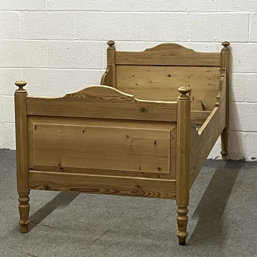 Old Pine Single Knob End Bed