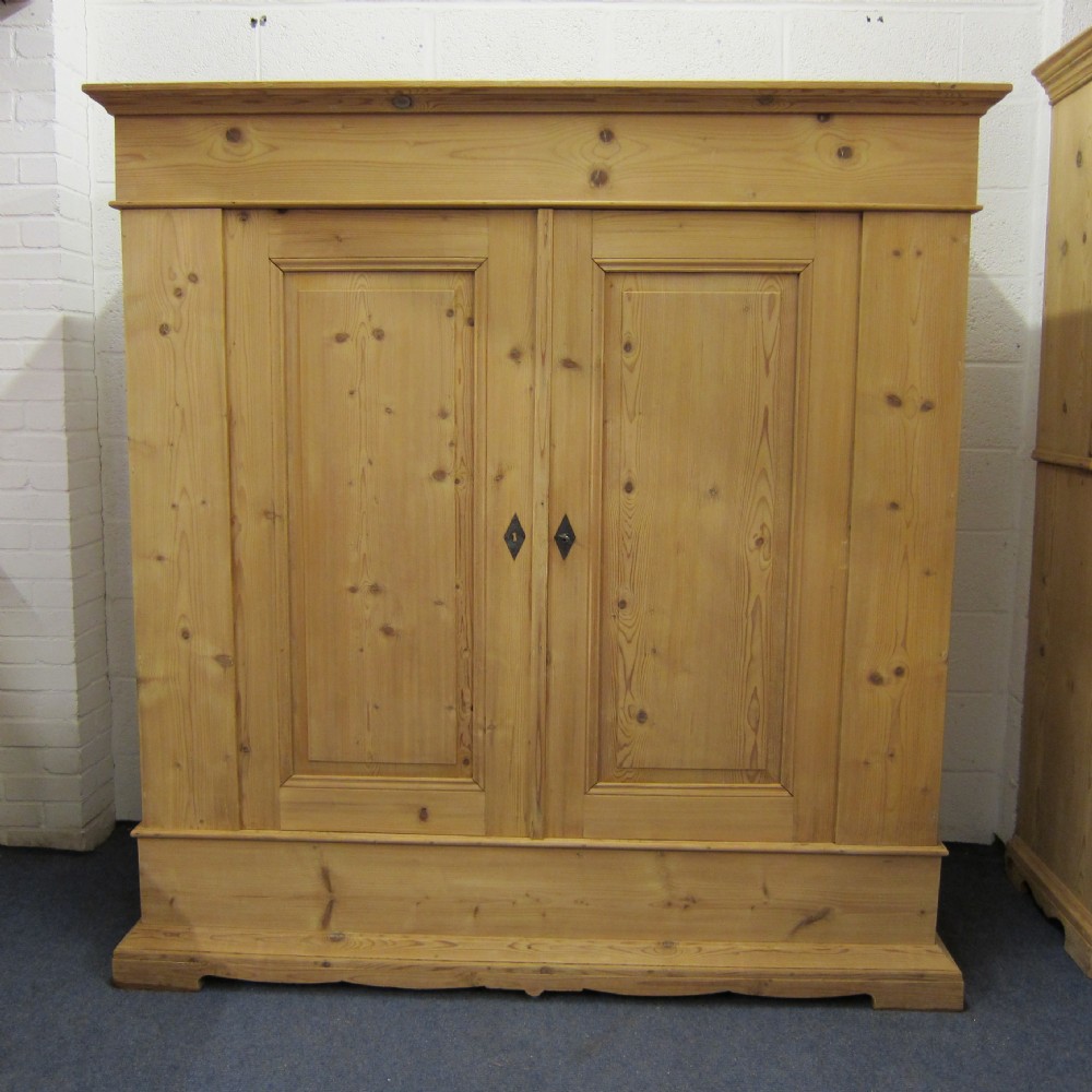 Large antique pine wardrobe which dismantles (a2909d)