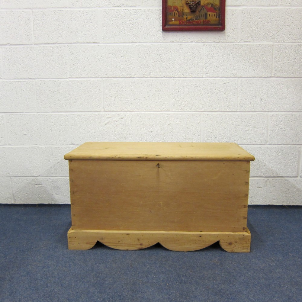Small Victorian pine blanket box