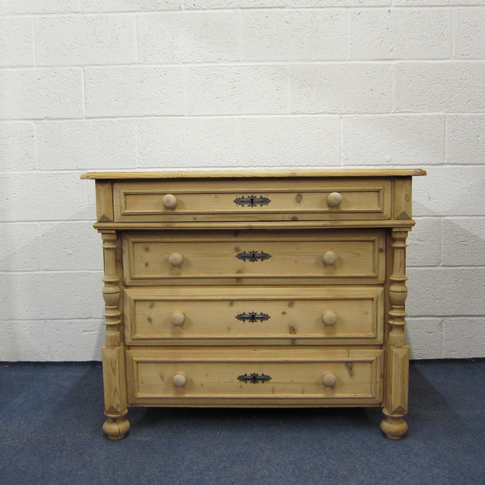 Antique pine chest of 4 drawers 