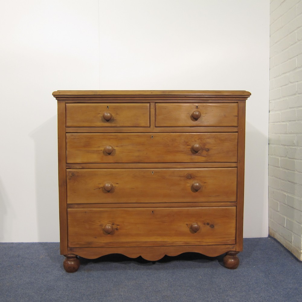 Large Victorian pine chest of drawers