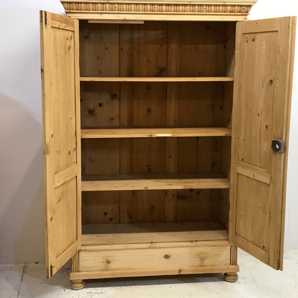 LARGE DECORATIVE ANTIQUE PINE CUPBOARD View II