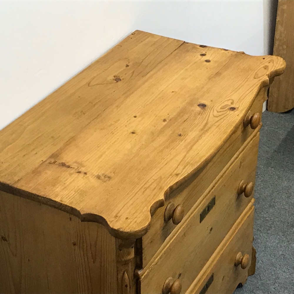 SMALL ANTIQUE PINE CHEST OF DRAWERS View V