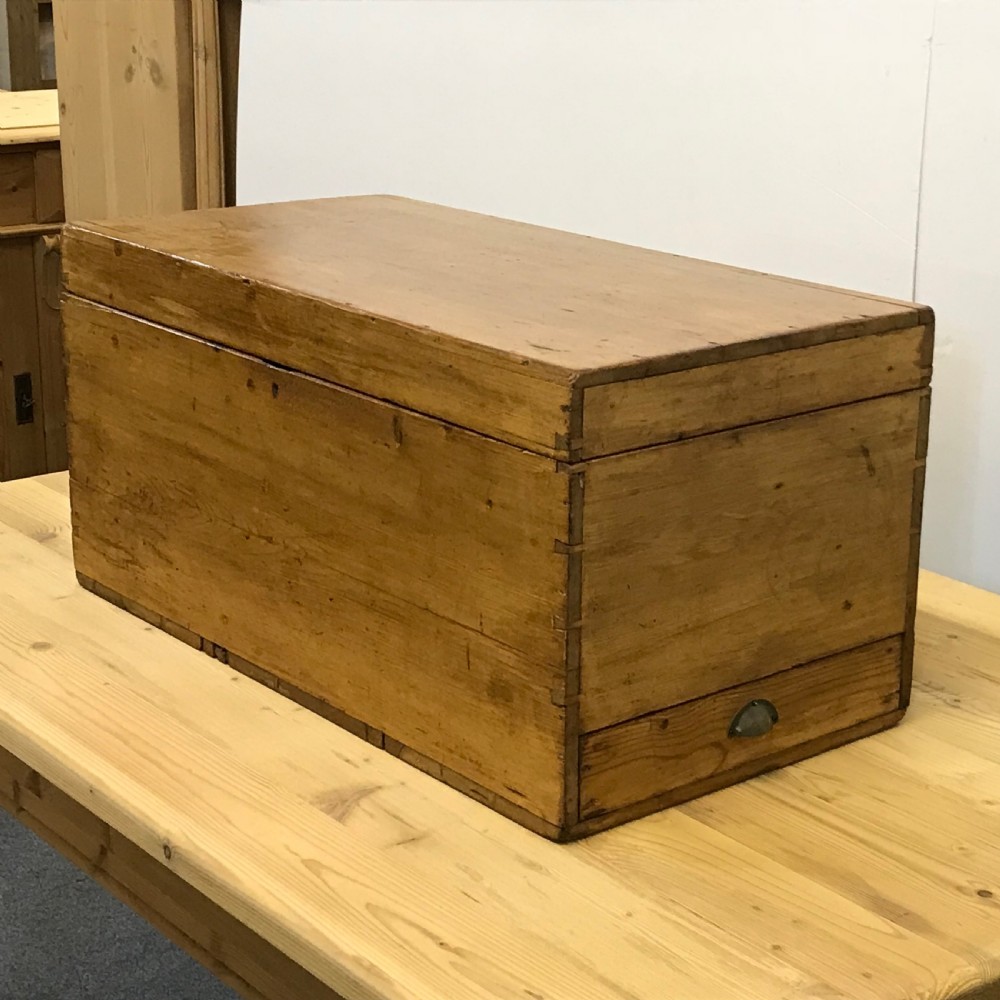 CHARMING VICTORIAN PINE TOY BOX  View III