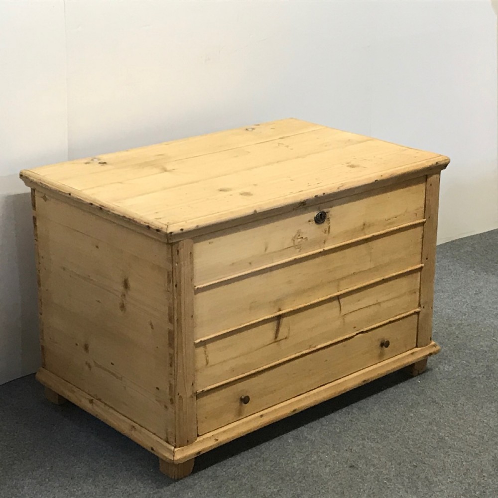 LARGE OLD PINE MULE CHEST C.1900 View II