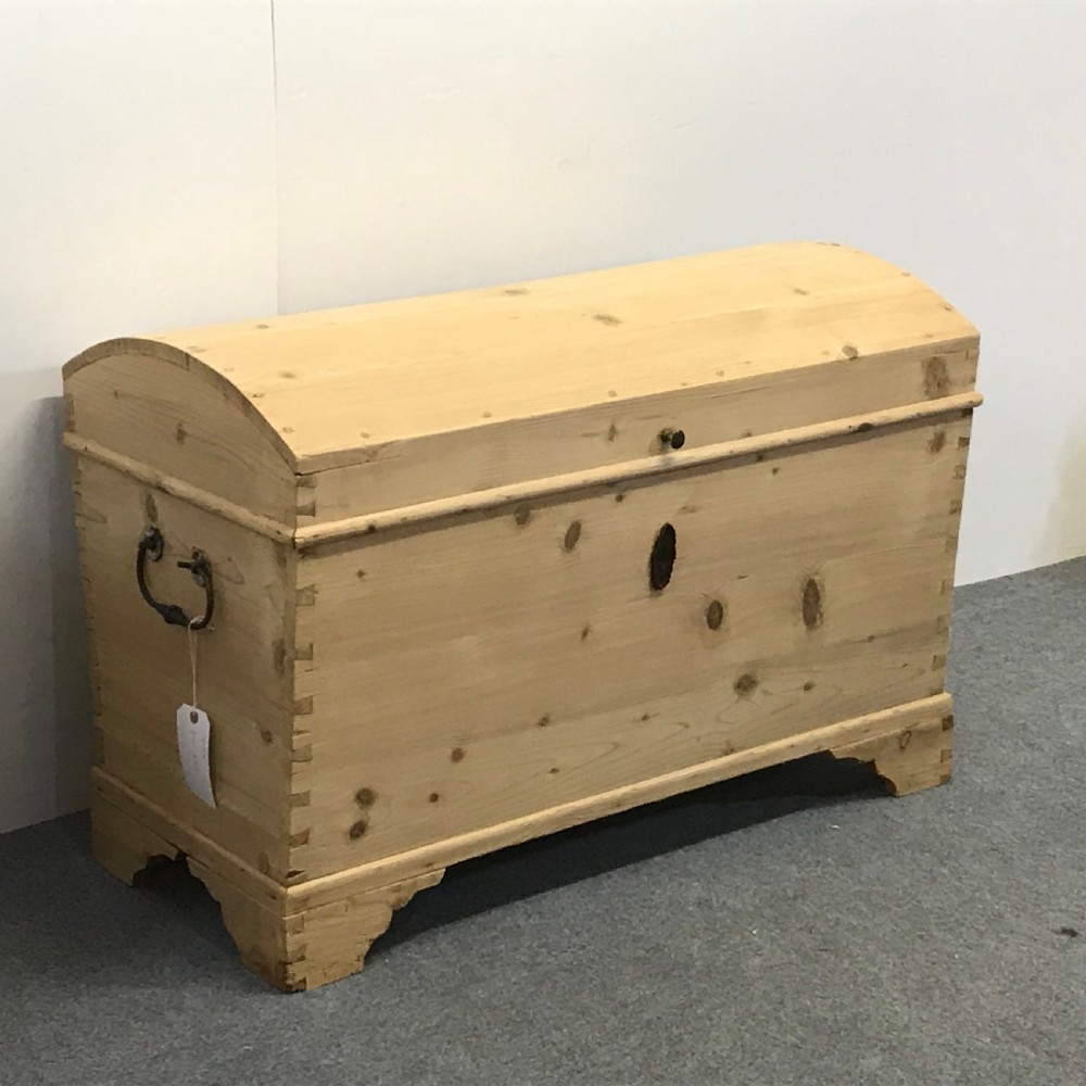 19TH CENTURY LINEN CHEST 