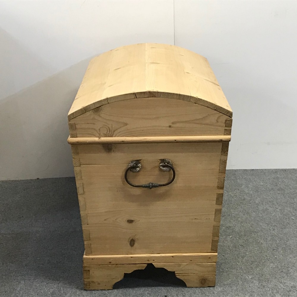 19TH CENTURY LINEN CHEST  View IV