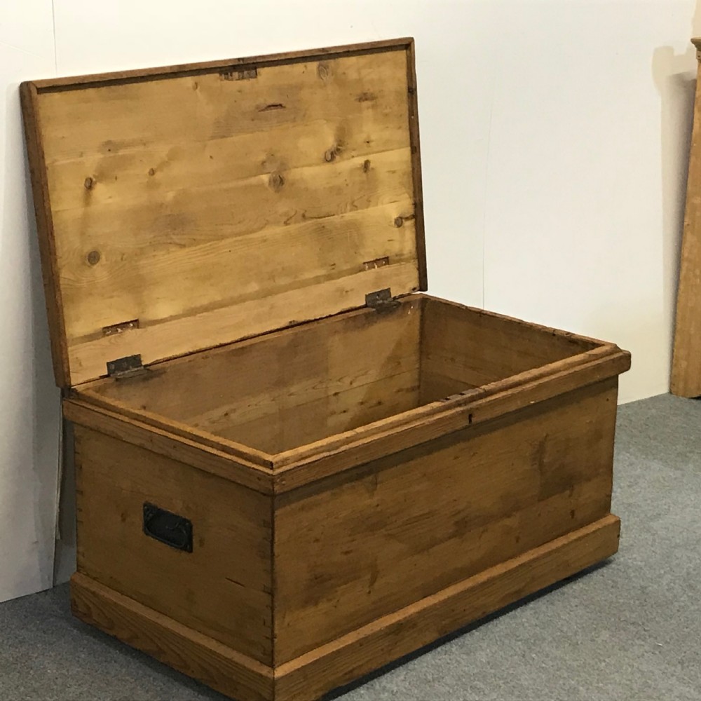 LATE VICTORIAN PINE BLANKET CHEST  View V