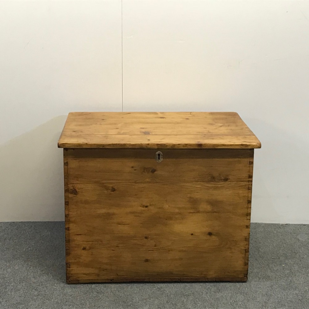 OLD ENGLISH PINE STORAGE BOX View V