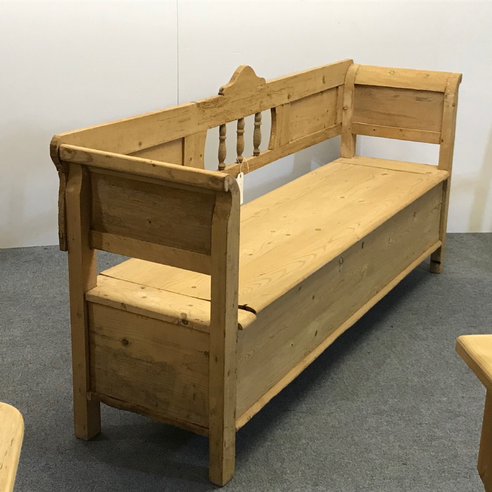 LARGE ANTIQUE PINE FARMHOUSE STORAGE BENCH  View II