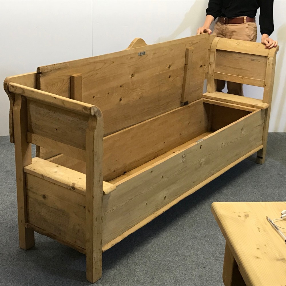 LARGE ANTIQUE PINE FARMHOUSE STORAGE BENCH  View III
