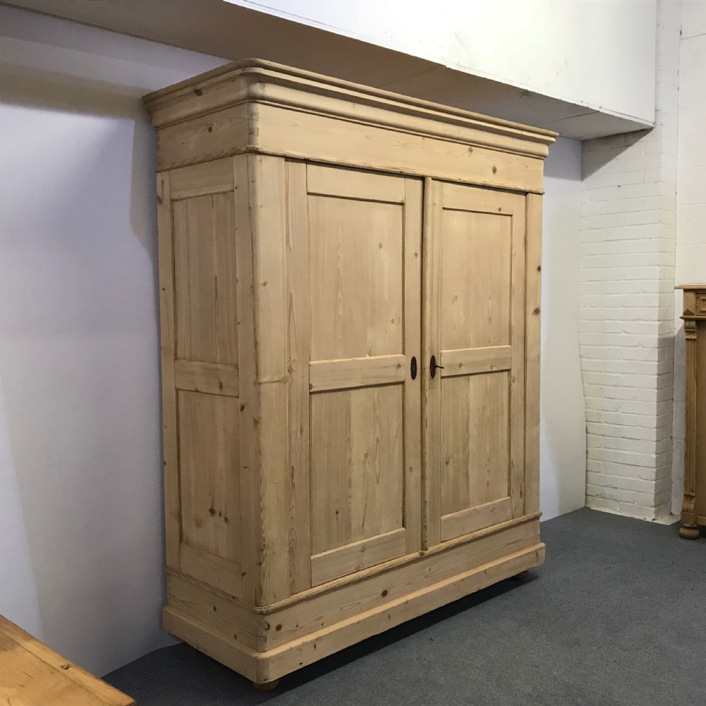 VERY LARGE 19TH CENTURY DOUBLE PINE WARDROBE View IV