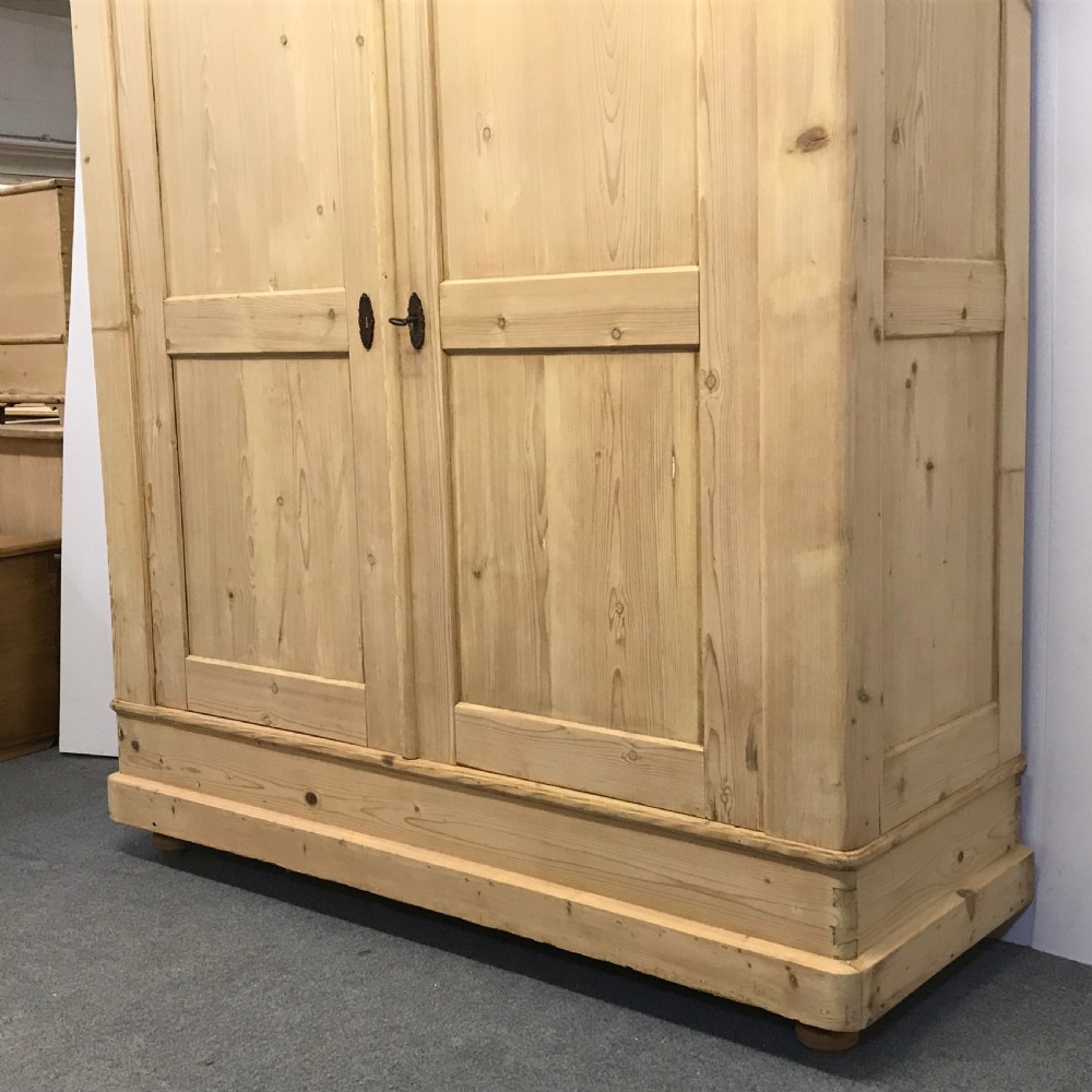 VERY LARGE 19TH CENTURY DOUBLE PINE WARDROBE View VI