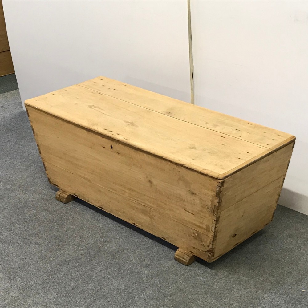 LATE 1800'S ENGLISH DOUGH BOX  View III