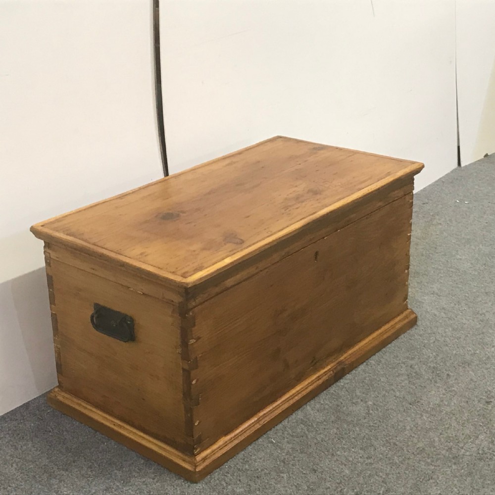 LATE VICTORIAN  SMALL PINE CHEST  View II
