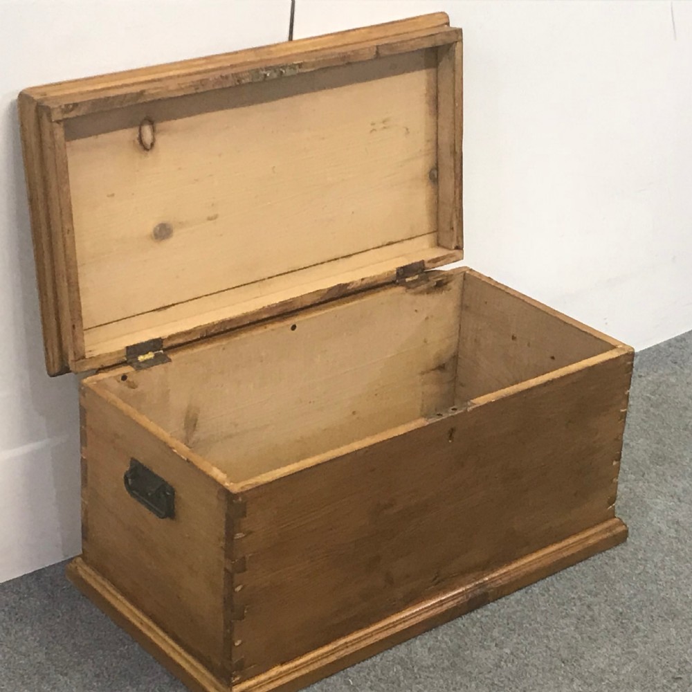 LATE VICTORIAN  SMALL PINE CHEST  View IV