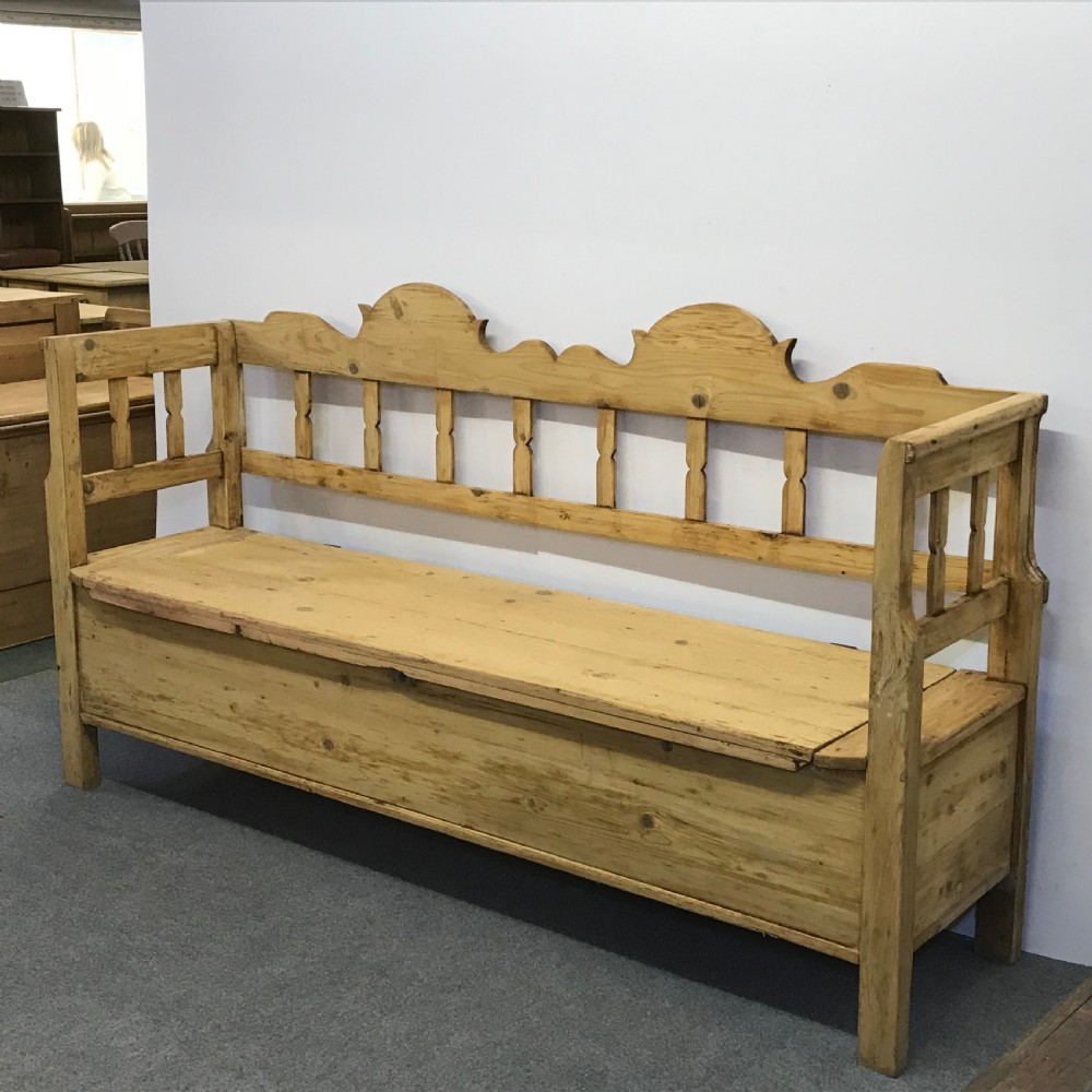 LARGE 19TH CENTURY STORAGE BENCH  View III
