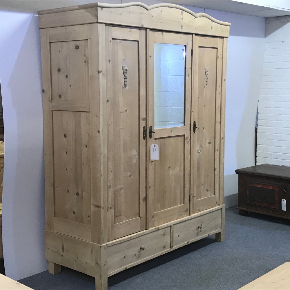 LARGE ANTIQUE PINE TRIPLE DOOR WARDROBE (DISMANTLES) View IV