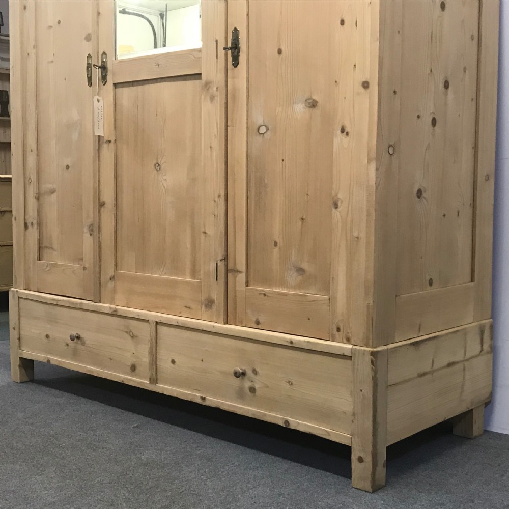 LARGE ANTIQUE PINE TRIPLE DOOR WARDROBE (DISMANTLES) View VI