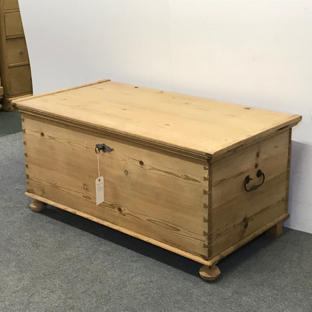 LARGE OLD PINE FLAT TOP BLANKET CHEST View III