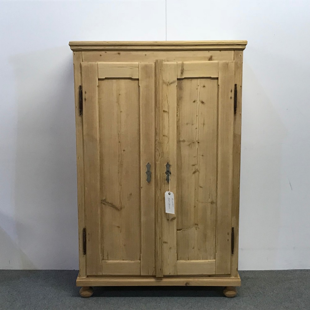 LOVELY CONTINENTAL ANTIQUE PINE 2 DOOR CUPBOARD