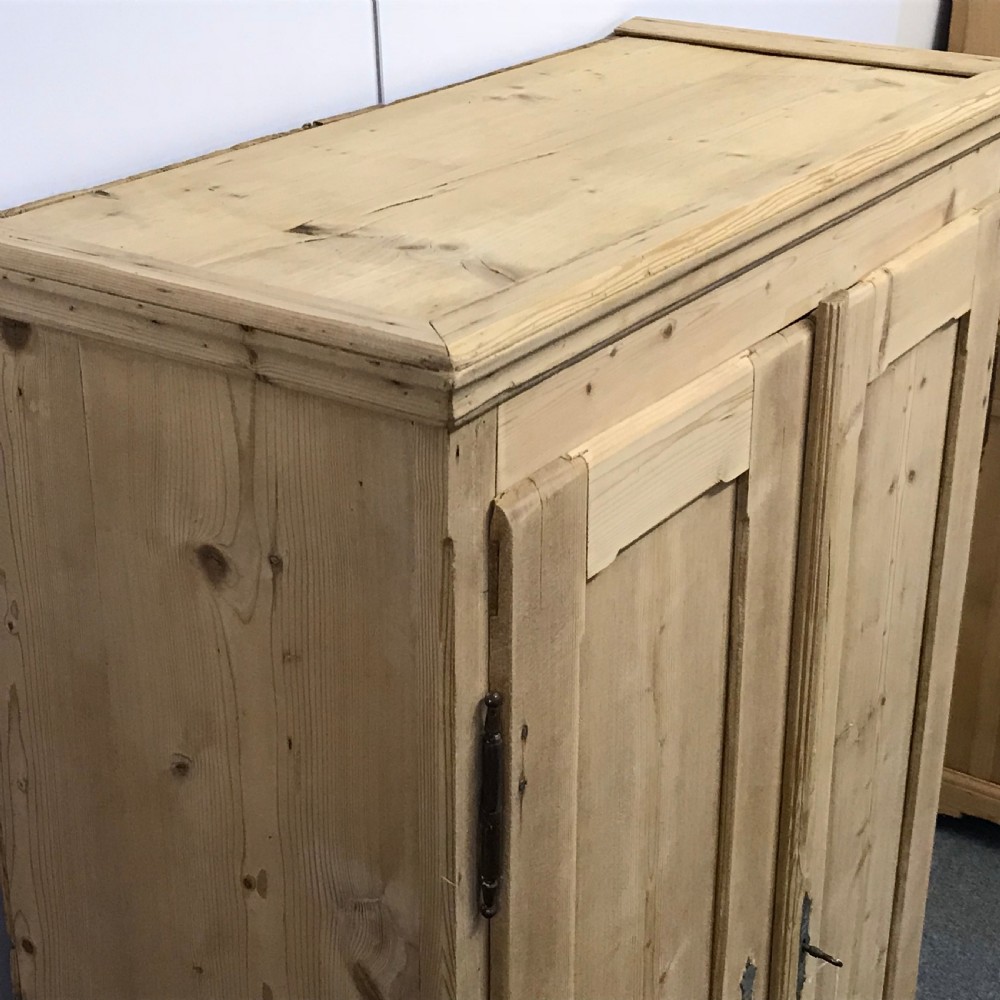 LOVELY CONTINENTAL ANTIQUE PINE 2 DOOR CUPBOARD View V