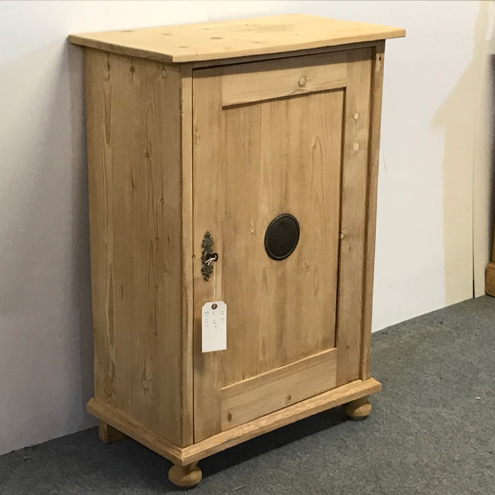 LOVELY EXAMPLE OF A SMALL ANTIQUE LARDER CUPBOARD View II
