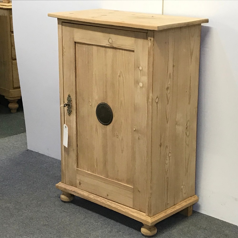 LOVELY EXAMPLE OF A SMALL ANTIQUE LARDER CUPBOARD View III