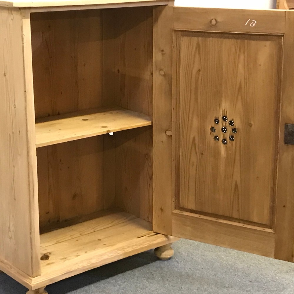 LOVELY EXAMPLE OF A SMALL ANTIQUE LARDER CUPBOARD View V