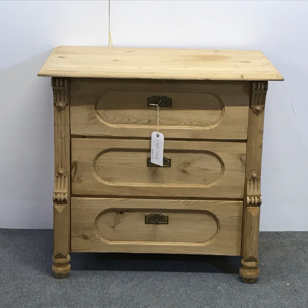 ATTRACTIVE SMALL 3 DRAWER ANTIQUE CHEST OF DRAWERS