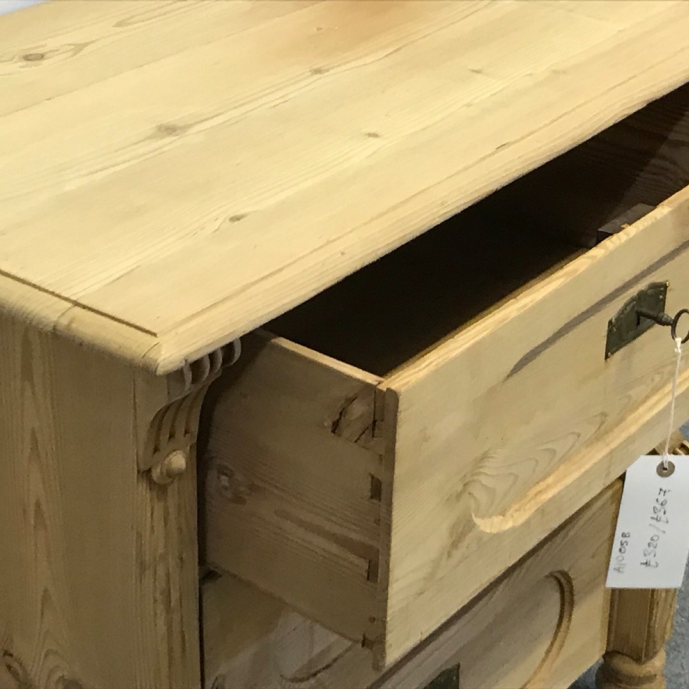ATTRACTIVE SMALL 3 DRAWER ANTIQUE CHEST OF DRAWERS View V