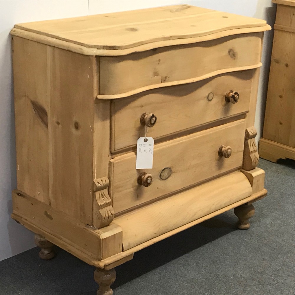 VICTORIAN SERPENTINE CHEST OF DRAWERS (CURVED FRONTED) View II