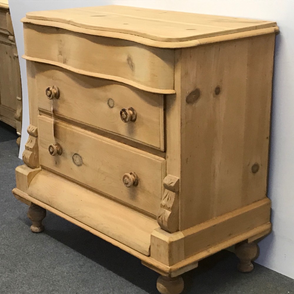 VICTORIAN SERPENTINE CHEST OF DRAWERS (CURVED FRONTED) View III