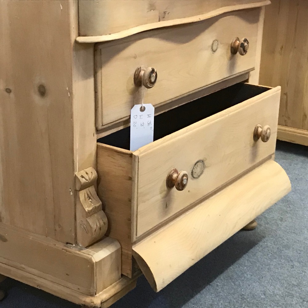 VICTORIAN SERPENTINE CHEST OF DRAWERS (CURVED FRONTED) View V