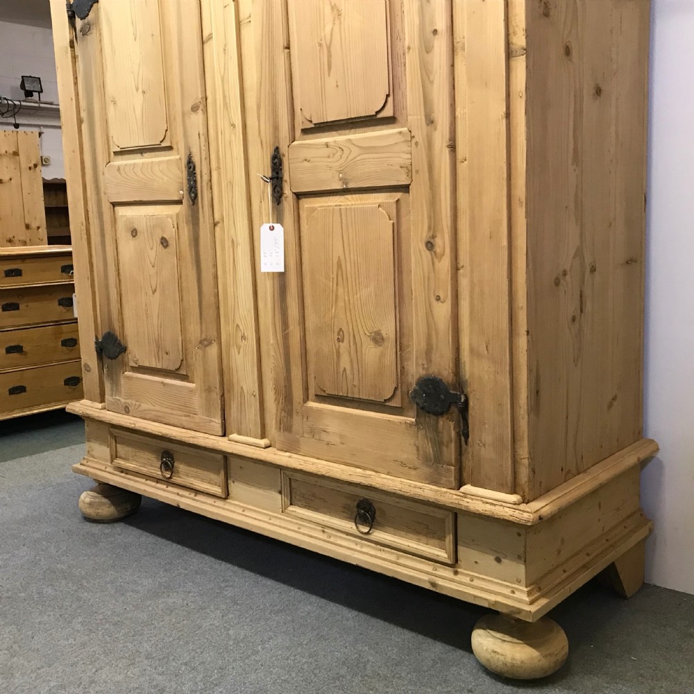 A VERY GRAND OLD PINE GERMAN WARDROBE (DISMANTLES) View IV