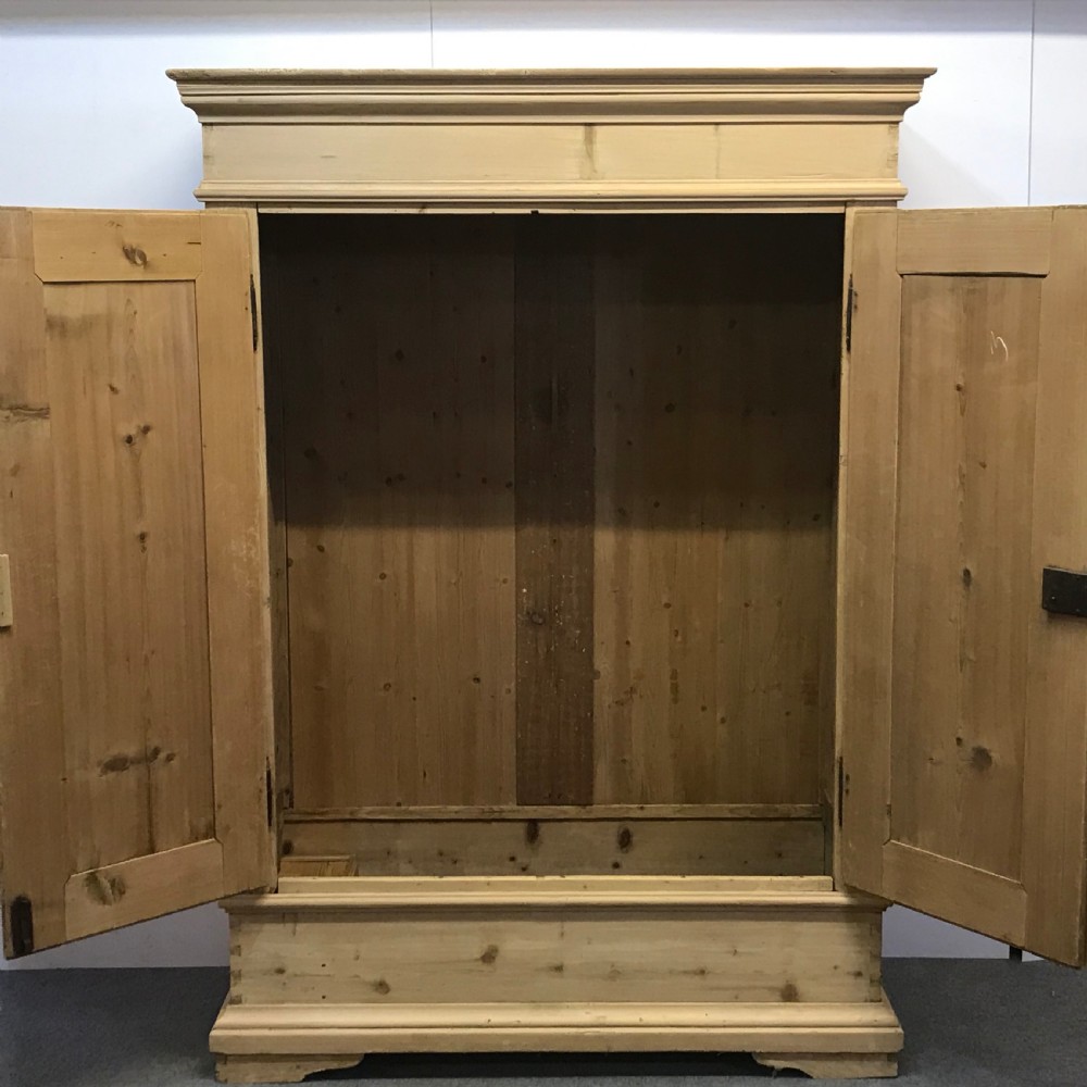 19TH CENTURY PINE WARDROBE (DISMANTLES) View II