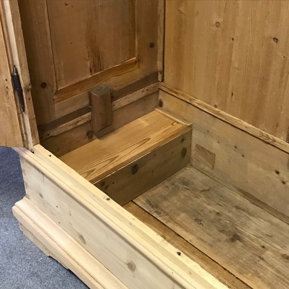 19TH CENTURY PINE WARDROBE (DISMANTLES) View III