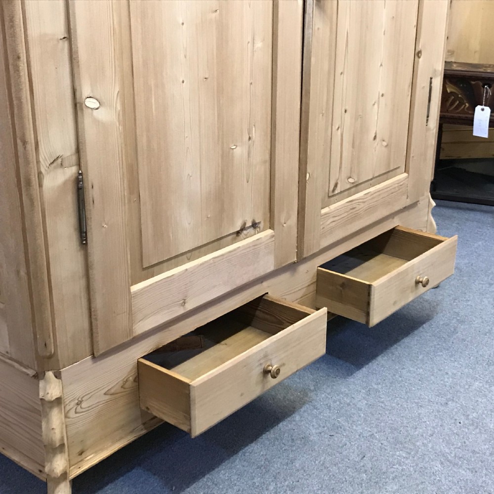 VERY LARGE ANTIQUE PINE WARDROBE (DISMANTLES) View VI