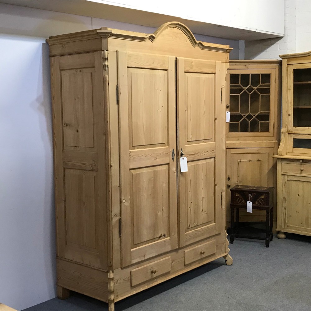 VERY LARGE ANTIQUE PINE WARDROBE (DISMANTLES) View VII
